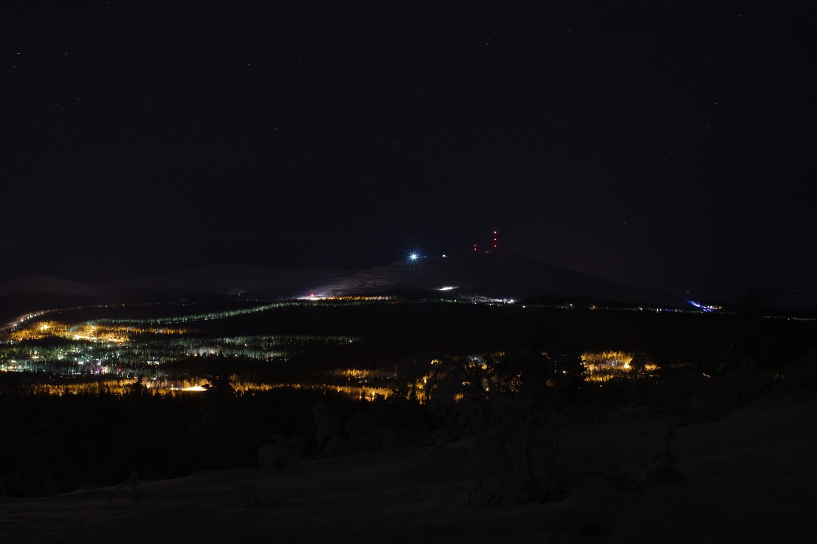Äkäslompolon kylän valot Kuertunturin päältä nähtynä